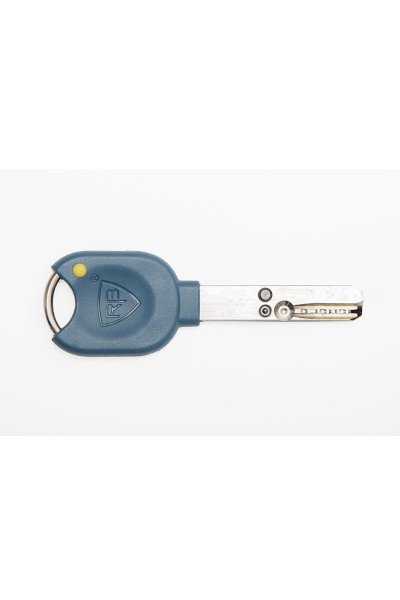 La tecnología patentada Locxis es una de las plataformas de cilindros de alta seguridad más avanzadas del mundo, basada en una combinación de diferentes tipos de combinaciones exclusivas de llaves y cilindros, con configuraciones de pernos diseñadas para el más alto nivel de seguridad.
Los pernos de las llaves Locxis combinan 1 o 2 filas de pernos externos, pernos internos, resortes y bolas de acero inoxidable en rangos de combinaciones complejos, para obtener el nivel de seguridad óptimo y más avanzado.
Los pernos del tambor Locxis fabricados con acero inoxidable y producidos para un proceso de mecanizado preciso brindan la posibilidad de montar sistemas maestros complejos.
Los cilindros Locxis incluyen pernos con protección antitaladro que aumentan la resistencia al taladrado y al robo.
Cada cámara de combinación esta sellada con un tornillo métrico, que brinda una gran flexibilidad para el cambio de llaves y el desarrollo de sistemas maestros.

El control de duplicación a partir de Ilaves en bruto de Locxis se basa en un código exclusivo impreso en la tarjeta de duplicación y solamente se puede duplicar presentando la tarjeta a un cerrajero profesional autorizado.

La plataforma Locxis se puede aplicar en cilindros de perfiles europeos, perfiles ovales, RIM, Mortice, etc.