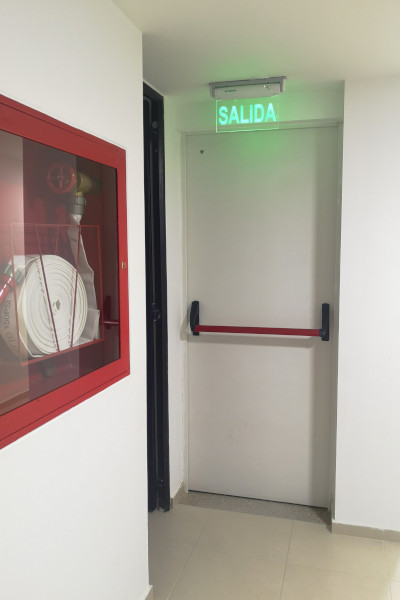  “Todas nuestras puertas están fabricadas en Lámina de Acero Galvanizado, no tienen puntos de soldadura, lo cual le brinda mayor resistencia a la corrosión.”
&nbsp;




 ASPECTOS TECNICOS




ACABADO


Pintura Electroestática 




USOS


Residencial, comercial e industrial




MEDIDA ESTANDAR


900 -100 –120 -1300 / 220  230 –240 a 2500 / Hojas doble




CALIBRE DE LA HOJA


18




CALIBRE DEL MARCO


16




TIPO DE MARCO


Tipo C




MEDIDA DEL MARCO


13 cm




MARCO CARGADO EN CONCRETO


Si




TIPO DE BISAGRA


Ajustable y regulable




CANT. DE BISAGRAS PARA MEDIDA ESTANDAR


2




AISLANTE TERMICO -ACUSTICO


Junta intumescente perimetral  -Acústico SI / Hoja sencilla 41 DB* / Hoja doble 38DB*




CERRADURA


452




SEGUNDA CAJA PARA CERRADURA ADICONAL


No aplica para esta referencia




CIERRA PUERTAS


SI




TIPO DE MANIJA


Inox RB




CILINDRO


Medio dentado con llaves RB




TIPO DE BARRA ANTIPANICO


Toallero y/o Barra Touch




MIRILLA


Si / según requerimiento cliente.




&nbsp;

&nbsp;