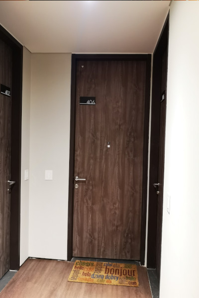  “Todas nuestras puertas están fabricadas en Lámina de Acero Galvanizado, no tienen puntos de soldadura, lo cual le brinda mayor resistencia a la corrosión.”





 Aspectos Técnicos




ACABADO


Pintura Electroestática / Melamina Mix& match (Exclusivo RB)




USOS


Residencial, comercial e industrial




MEDIDAS


Ancho Máximo 1350 mm / Altura Máxima 2650 mm




CALIBRE DE LA HOJA


18




CALIBRE DEL MARCO


16




TIPO DE MARCO


Tipo C




MEDIDA DEL MARCO


13 cm




MARCO CARGADO EN CONCRETO


Si




TIPO DE BISAGRA


Ajustable y regulable




CANT. DE BISAGRAS PARA MEDIDA ESTANDAR


De 2 a 3 (alturas superiores a 2400 mm)




AISLANTE TERMICO -ACUSTICO


Térmico No -Acústico No




CERRADURA


176 ST




SEGUNDA CAJA PARA CERRADURA ADICONAL


No aplica para esta referencia




CIERRA PUERTAS


NO




TIPO DE MANIJA


Inox RB




CILINDRO


Medio dentado con llaves RB




TIPO DE BARRA ANTIPANICO


N/A




OJO MAGICO


Si Aplica 