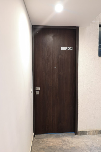  “Todas nuestras puertas están fabricadas en Lámina de Acero Galvanizado, no tienen puntos de soldadura, lo cual le brinda mayor resistencia a la corrosión.”





 Aspectos Técnicos




ACABADO


Pintura Electroestática / Melamina Mix& match (Exclusivo RB)




USOS


Residencial, comercial e industrial




MEDIDAS


Ancho Máximo 1350 mm / Altura Máxima 2850 mm




CALIBRE DE LA HOJA


18




CALIBRE DEL MARCO


16




TIPO DE MARCO


Tipo C




MEDIDA DEL MARCO


13 cm




MARCO CARGADO EN CONCRETO


Si




TIPO DE BISAGRA


Ajustable y regulable




CANT. DE BISAGRAS PARA MEDIDA ESTANDAR


De 2 a 3 (alturas superiores a 2400 mm)




AISLANTE TERMICO -ACUSTICO


Térmico No -Acústico No




CERRADURA


Rb 507 / 4 bulones de 10 mm + Pestillo




SEGUNDA CAJA PARA CERRADURA ADICONAL


No aplica para esta referencia




CIERRA PUERTAS


NO




TIPO DE MANIJA RB


Coral / Shappire/ Emerald/ Elliptical




CILINDRO


Plataforma Keylocks+ 5 llaves + Tarjeta para copias de alta seguridad




TIPO DE BARRA ANTIPANICO


N/A




OJO MAGICO


Si Aplica 




&nbsp;

&nbsp;