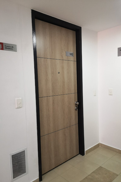  “Todas nuestras puertas están fabricadas en Lámina de Acero Galvanizado, no tienen puntos de soldadura, lo cual le brinda mayor resistencia a la corrosión.”





 Aspectos Técnicos




ACABADO


Pintura Electroestática / Melamina Mix& match (Exclusivo RB)




USOS


Residencial, comercial e industrial




MEDIDAS


Ancho Máximo 1250 mm / Altura Máxima 2650 mm 




CALIBRE DE LA HOJA


18 




CALIBRE DEL MARCO


16 




TIPO DE MARCO


Tipo C




MEDIDA DEL MARCO


13 cm




MARCO CARGADO EN CONCRETO


Si




TIPO DE BISAGRA


Ajustable y regulable




CANT. DE BISAGRAS PARA MEDIDA ESTANDAR


De 2 a 3 (alturas superiores a 2400 mm)




PESO APROX. DE LA PUERTA Y GROSOR DE LA HOJA


50 kg / 50 mm




CERRADURA


Multipunto Rb 507 / 4 bulones de 10 mm + Pestillo + 3 puntos adicionales (Bulón superior e inferior de 13 mm + gancho fijo trasero operados por la cerradura + protector de cilindro reforzado)




CILINDRO 


Plataforma KEYLOKCS Anti taladro, Anti ganzúa y anti rotura + 5 Llaves + tarjeta para copias de Alta seguridad




SEGUNDA CAJA PARA CERRADURA ADICIONAL 


Si aplica




TIPO DE MANIJA RB


Coral / Shappire/ Emerald/ Elliptical




TIPO DE HOJA


Sencilla y Doble




OJO MAGICO


Si Aplica




RELLENO INTERIOR DE LA HOJA


Panel de Abeja para Aislamiento Térmico y acústico / Empaque periférico de goma